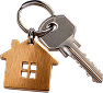 Металлический ключ на брелоке с деревянной ключницей в форме домика с четырьмя вырезами для окон — идеальный вариант для владельцев каркасных домов в Апрелевке или тех, кто любит дома из бруса.